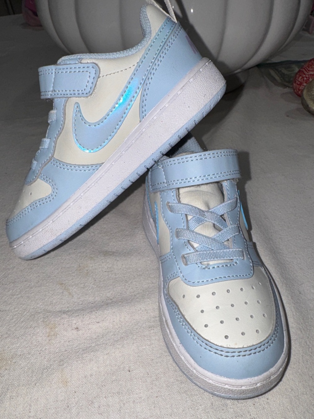 Nike Toddler Light Blue and White Hook-and-Loop Sneakers - Picture 2 of 4